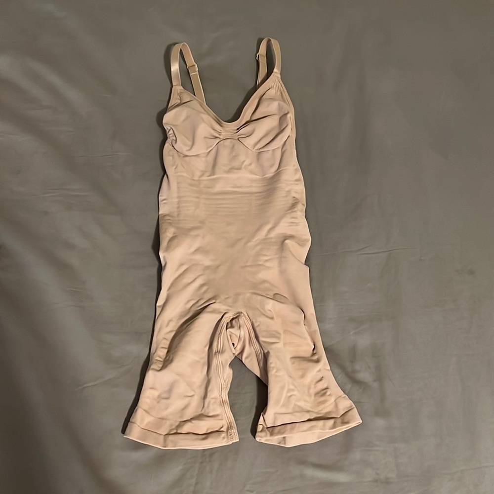 SKIMS SCULPTING BODYSUIT MID THIGH W. OPEN GUSSET